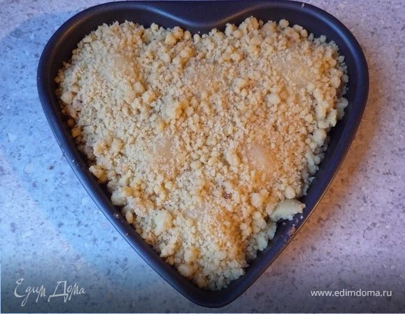 Посыпаем тестом-посыпкой. Запекаем 1 час.