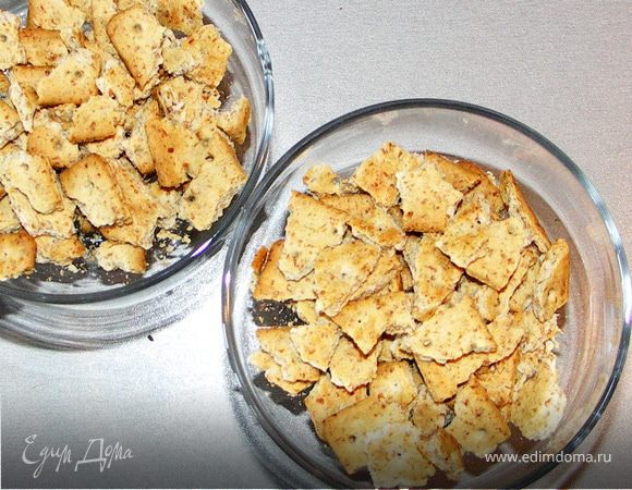 Поломать печенье на кусочки и уложить на дно креманок.