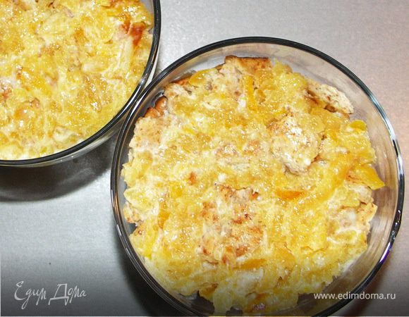 Сироп от конфитюра смешать со сливками и пропитать печенья.