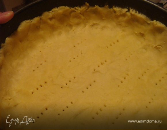 1.приготовить тесто: смешать муку и рубленный маргарин,соль,сахар в блендере до крошки, добавить воду и лимонный сок (мне по 1 ст.л. вполне хватило!). Тесто положить в форму-лучше разъемную (на дно заходя на борты по 3 см. примерно бортик).Наколоть тесто вилкой и отправить в холод на 20 минут.
