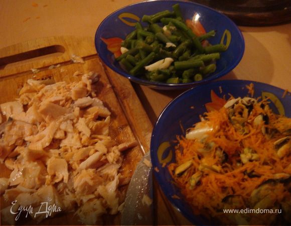 2.За это время подготовим начинку: отварить фасоль-в кипящей соленой воде минут 2-3 с добавлением лимонной кислоты (для сохранения зеленого цвета). Вынуть из воды. Чеснок раздавить. Фасоль сбрыснуть лимонным соком, посыпать перцем и положить один раздавленный чеснок. Все перемешать и отставить в сторону настаиваться. Мидии и семгу отварить в той же воде минут 5. Выложить. Мидии отдельно. Смешать с морковкой (натертой на мелкой терке)и вторым раздавленным чесноком. Отставить в сторону настаиваться. Разогреть духовку до 180 гр. Семгу отваренную перебрать,т.е. отделить от комтей мясо,снять шкурку и разобрать на "перья". 