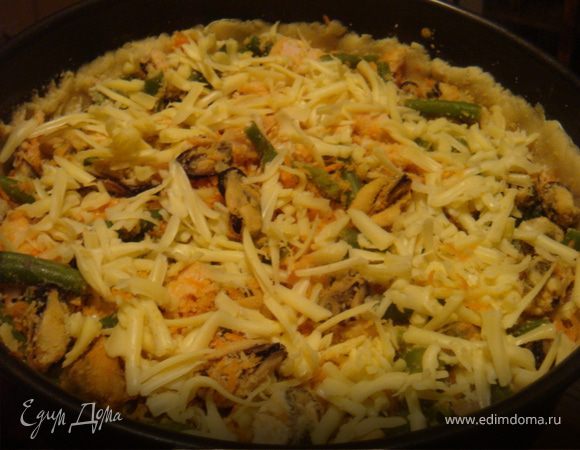 Достать форму с тестом из холодильника. Выложить наши начинки на тесто, попутно пересыпая хлебными крошками. Сверху выложить сыр натертый на средней терке или по вашему желанию. Посыпать сверху перчиком. Сбить яйца с молоком и солью. Залить полученной смесью пирог и отправить в духовку на 40 минут.