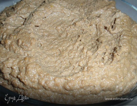 Обжариваем лук в 20гр сливочного масла. Печень моем, режем на небольшие кусочки, тушим отдельно до готовности. Добавляем 20гр сливочного масла, соль, перец, семена горчицы и обжариваем. Отправляем в блендер печень (стараясь, чтобы как можно больше семян горчицы осталось в сковороде), лук, горчицу, сок, коньяк, чеснок, 80гр сливочного масла, имбирь и измельчаем.