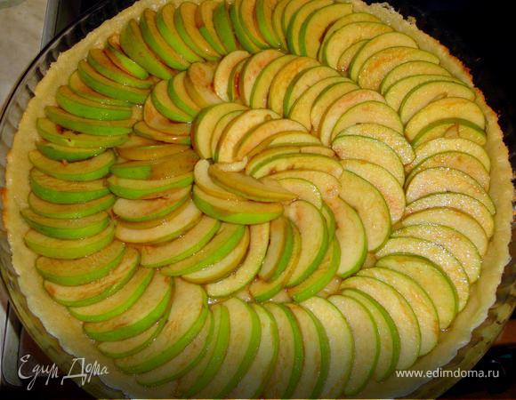 Для того, чтобы приготовить Эльзасский пирог, сначала надо выпечь корзиночку из теста. Для этого взбейте масло и сахар, до образования густого крема. Добавьте муку, соль и два желтка. Все тщательно перемешайте до получения однородной массы.
Форму для выпекания проложите пекарской бумагой и аккуратно распределите тесто по всей форме. Затем все поставьте на 20 минут в морозилку. В это время разогрейте духовку до 200 градусов.
Когда тесто охладится, проложите его еще раз бумагой для выпекания и насыпьте сверху горох, чтобы тесто не сползло. На 15 минут отправьте корж в духовку, чтобы он немного припекся.