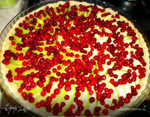 Приготовьте начинку. Порежьте крупными кусочками яблоки, сбрызните их лимонным соком и обжарьте на сковороде до золотистой корочки. 