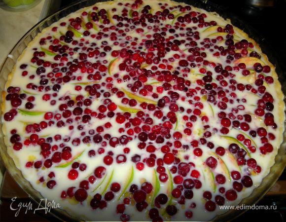 Сделайте заливку. Взбейте яйца с сахаром и добавьте молоко.
Как только пропечется корж, выложите в корзиночку яблоки, потом – бруснику. Все залейте яично-молочной смесью и поставьте в духовку. Через полчаса эльзасский пирог готов.