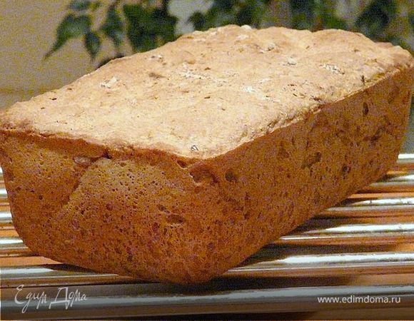 Смешать муку, воду и дрожжи- получится липкое тесто. Месить 8 минут, добавляя соль. Накрыть пленкой и оставить на час.
Еще раз вымесить, возможно добавить муки и орехи, оставить на 60 мин. Теперь поделить тесто на 2 части, смазать 2 формы и выложить тесто. Оставить на 40 мин.
Разогреть духовку до 200С, поставить миску с водой и печь хлеб 50-60 мин. Вынуть и остудить на решетке.