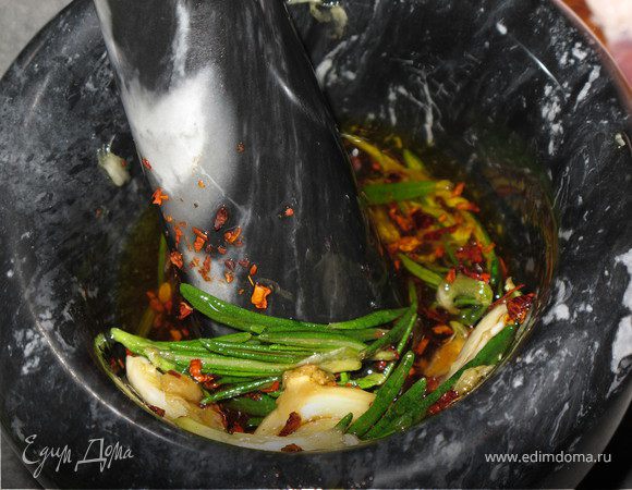 В ступке растереть листики розмарина, чеснок, добавить масло, мед, паприку и соль.