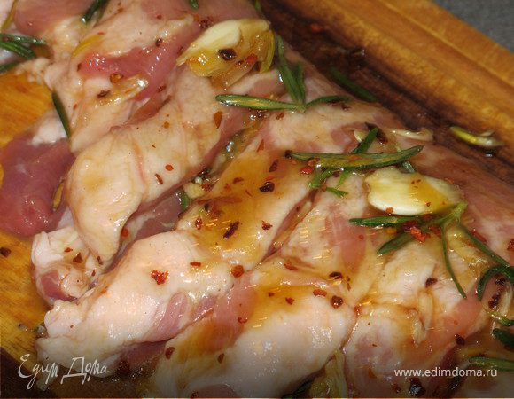 Ребра промыть и просушить,не нарезая.Мне их порубили вдоль, но не до конца, поэтому получилась одна длинная пластина. Тщательно натереть маринадом, оставить на 20-30 минут.