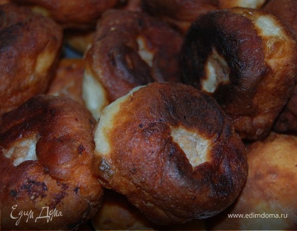 Подогрейте молоко. Замесите тесто из указанных ингредиентов и поставьте подходить в теплое место. Затем нарежьте тесто на кусочки, скатайте каждый в небольшой ровный колобок. Оставьте подниматься на 10–15 минут.