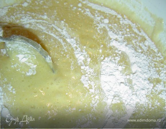 Мед, сахар и масло кладем в миску и растворяем на водяной бане постоянно помешивая.Слегка взбиваем яйца и постепенно добавляем к медово-масляной смеси, постоянно перемешивая. Добавляем соду, гашенную лимонным соком и 2 стакана муки, тщательно перемешиваем и убираем с огня. 