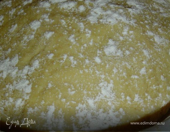 Теперь добавляем творог, цедру апельсина и еще 1 стакан муки, замешиваем тесто, оно немного липкое. Тесто отправляем в холодильник на 3-4 часа.