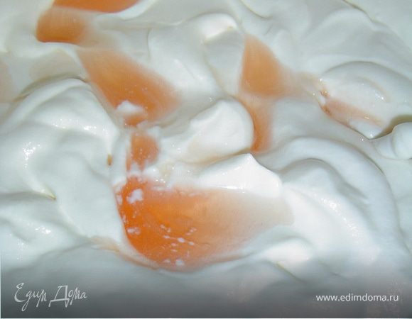 Для приготовления крема взбиваем сметану с сахаром. Взбиваем сливки и аккуратно подмешиваем к взбитой сметане, а затем добавляем сироп и аккуратно перемешиваем.