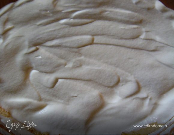 Коржи смазываем кремом, а затем и бока торта, и отправляем в холодильник на 10-12 часов.