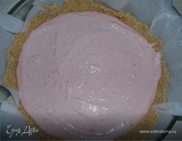 Начинка:
взбиваем в блендере вишню. Постепенно добавляем сыр, яйцо, ванильный сахар, сливки и манку. Аккуратно переливаем смесь в форму. Сахар я не ложила т.к, вишня сладкая.