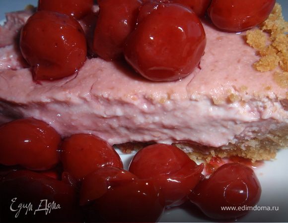 Готовый чизкейк режем на кусочки, заливаем вишневым сиропом и украшаем консервированными вишнями. Приятного аппетита!!! 