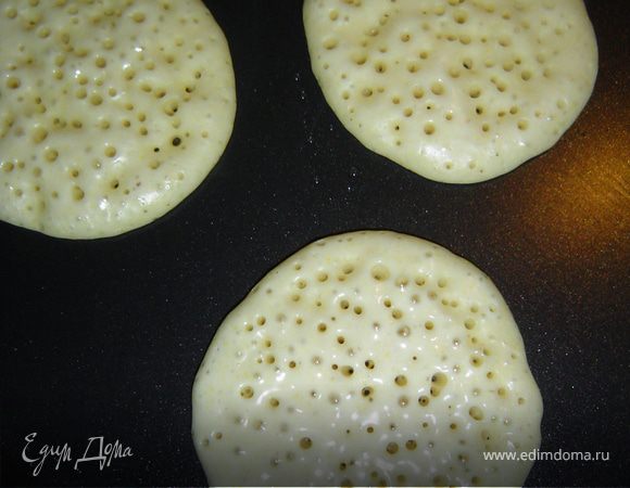 Горячую сковороду смазываем растительным маслом и выкладываем тесто по 1 ст.ложке.Когда все пузырьки лопнут и тесто станет матовым, блинчики готовы. Обжаривать их надо только с одной стороны.