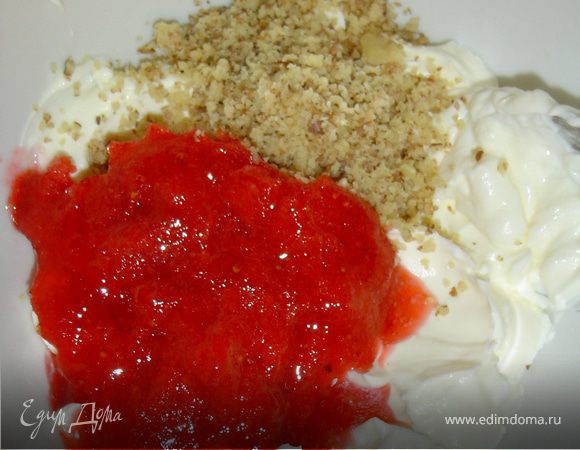 Блинчики готовы и мы приступаем к приготовлению начинки. К творожному сыру добавляем измельченные орехи и клубнику, протертую с сахаром(я ее заготавливаю с лета и храню в морозильной камере) и хорошенько перемешиваем.