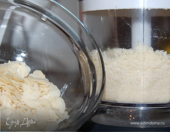 Из миндаля делаем миндальную муку.
Если у вас миндаль неочищенный, залейте его кипятком на мин 15 и снимите кожицу.Очищенный миндаль просушите в духовке при 150гр, мин 15. И перемолите в блендере в муку.  
