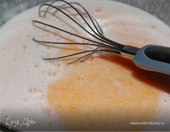 В одной миске: Яйца растираем слегка с сахаром + пюре+масло+молоко+ванильный сахар и цедра, слегка взбиваем венчиком.