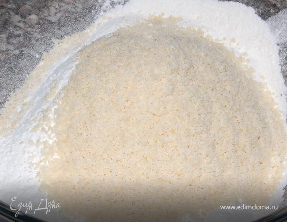 В другой миске: Смешиваем муку , разрыхлитель просеянные через сито и миндальную муку.