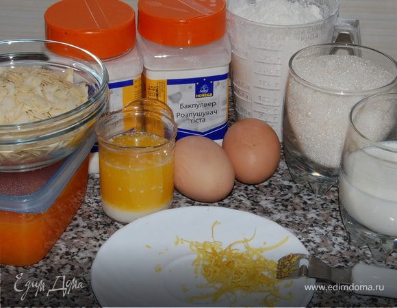 В миску с мукой добавляем наши смешанные жидкие ингредиенты и хорошенечко вымешиваем,чтобы не было комков. А вот фото готового теста я не сделала.Забыла щелкнуть.Но сюда я добавлю фото ингредиентов :)
Тесто по консистенции должно быть , чуть гуще, чем на оладушки.