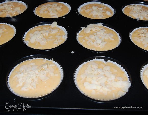 Готовое тесто разливаем по формочкам посыпаем миндальной стружкой 