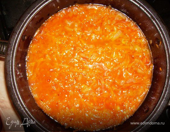 Обжарить лук,морковь,чеснок. Добавить томатную пасту и протушить.