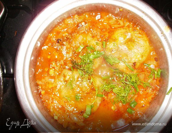 Уложить "сандалики" в кастрюлю, добавить протушенные лук и морковь.И тушить 20 минут.