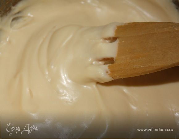 В кастрюле на маленьком огне растопить масло. Добавить к нему сыр, натертый на крупной терке. Влить ложку молока и постоянно помешивая довести всё до однородной массы. В конце добавить сок лимона.