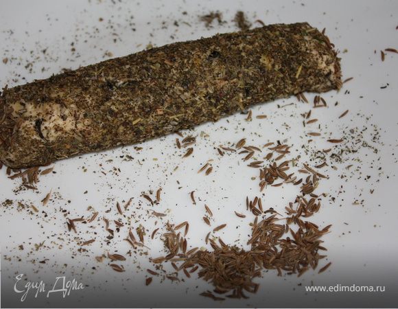 Дать полежать колбаскам минут 10. Затем Затем каждую раскрутить и обвалять в травках. Одну я сделала с прованскими травами, вторую с молотым кориандром. Опять завернуть в пищевую пленку и поставить в холодильник на 1 час.