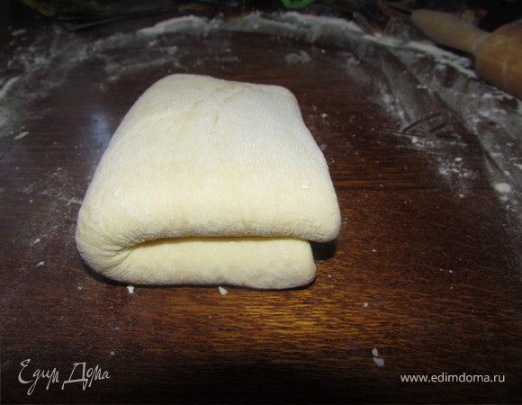 Делаем тесто:
рубим сливочное масло с 1 стаканом муки в крошку, добавляем растительное масло, соль, молоко, хорошо перемешиваем, добавляем муку и начинаем вымешивать тесто. Я делала тесто по принципу слоеного (раскатывала, складывала, раскатывала, складывала, охлаждала, раскатывала).
