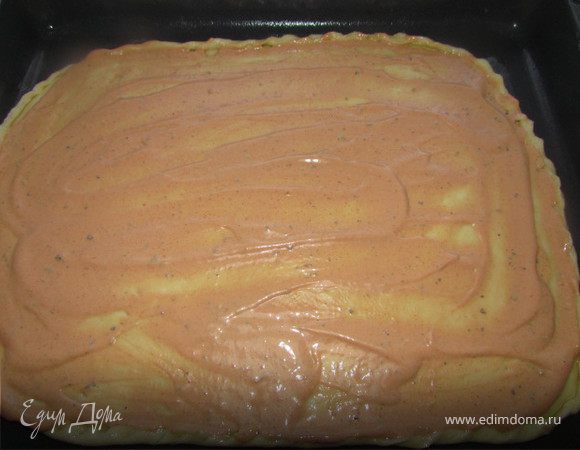 Готовое тесто раскатать и при помощи скалки переложить на противень, сделать бортики. Смешать кетчуп с майонезом и сушеным орегано и тонким слоем нанести на тесто.
