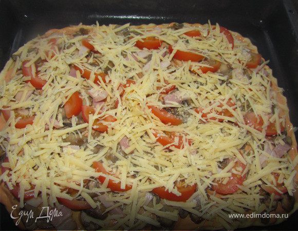 Нарезать грудинку/бекон тонкими полосками (можно прожарить на сковороде) разложить сверху грибов. Помидоры порезать, сыр натереть на крупной терке. Все выложить на грибы. 