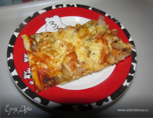 Добавить орегано, базилик и отправить запекаться минут на 20 при 180-190 градусах. Готовую пиццу посыпать тертым Пармезаном.