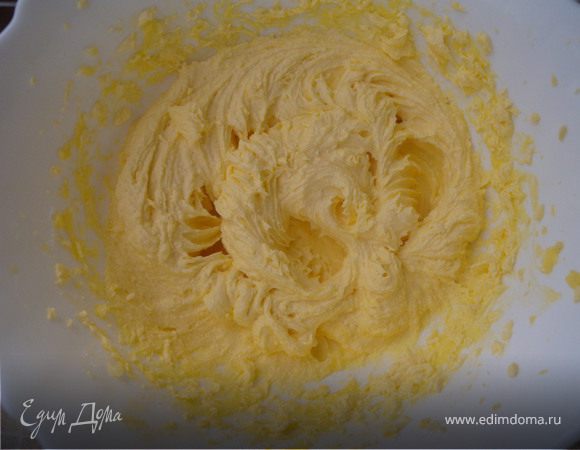 Ввести по одному желтки.