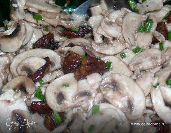 Смешать все для салата.
В отдельной посуде приготовить соус.Хорошо перемешать соус только затем полить салат.Можно добавить перчик чили молотый по вкусу.Поставить на 2 часа пропитаться в холод.