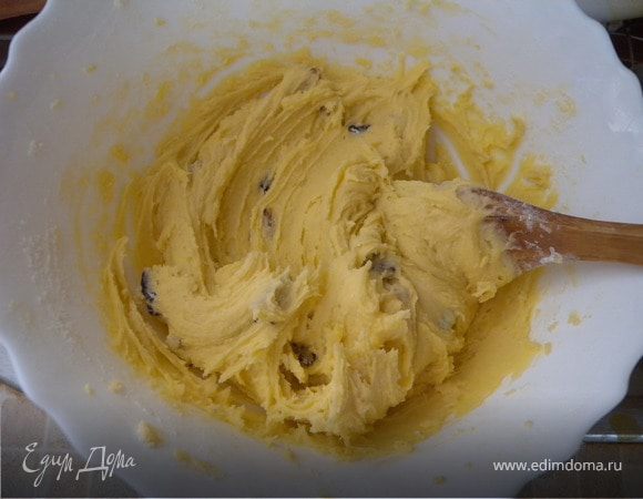 Добавить муку, охладить (не знаю зачем, так написано в блокноте, я не охлаждала). Добавить сушенный виноград. (Можно добавить порезанную сушеную сливу).