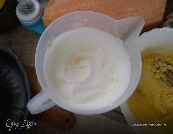 Взбить белки до густой пены. но не переусердствуйте. Излишне взбитые белки - не хорошо.