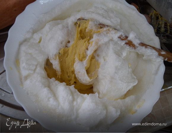 Ввести белки в тесто. Осторожно перемешать.