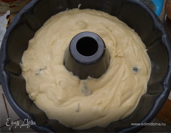 Переложить в форму, смазанную маргарином и присыпанную сухарями.  Выпекать при 180С до готовности (около 40 минут)