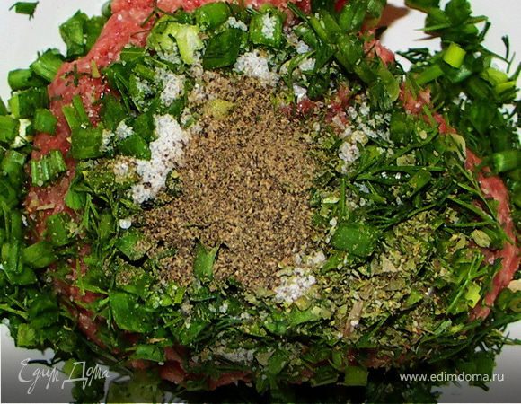 Фрикадельки:в фарш добавим лук,укроп,перец,майоран и соль.