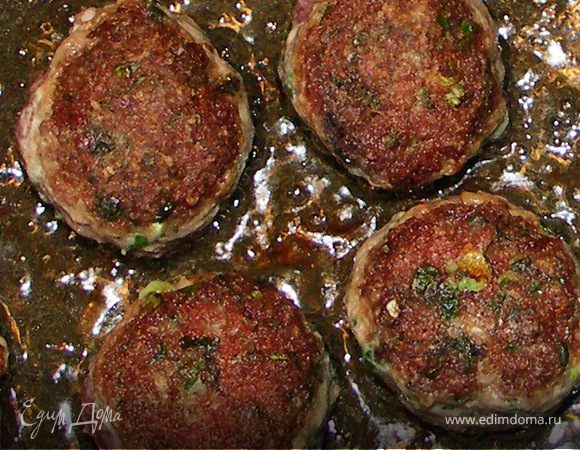 Перемешаем тщательно и сформируем фрикадельки.Обжарим с двух сторон на разогретом масле,добавим 50мл бульона и потомим под крышкой 10 мин.Фрикадельки готовы.