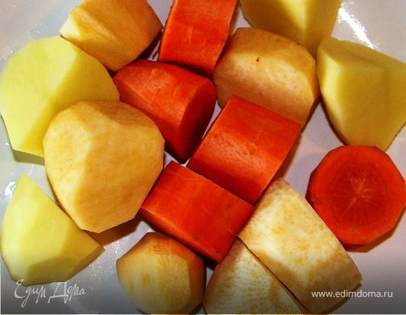 Пюре:почищенные овощи порежем крупными кусочками и опустим в кипящую подсоленную воду.Варить до готовности.Измельчить в блендере с добавлением тёплых сливок.Пюре готово)