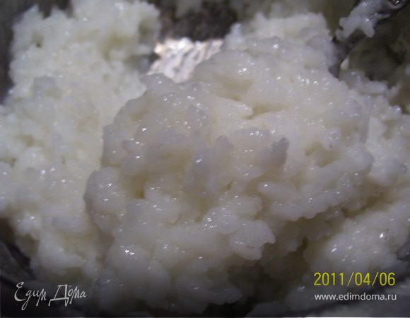 На мой взгляд, залогом вкусно приготовленных суши и роллов является правильно приготовленный рис. Я готовлю так:
Рис тщательно промыть в холодной воде до ее прозрачности. Откинуть рис на дуршлаг. 200 гр. риса положить в кастрюльку, залить 250 мл. воды, положить пластик конбу (для аромата).Варить рис при слабоом кипении 13-15 минут (до полного впитывания воды). Накрыть крышкой, дать настояться 10 минут.
Соединить 2 ст. ложки винного уксуса, 0.5 ч.л. сахара, 2 ч.л. морской соли, размешиваем до растворения соли и сахара. Добавить уксусную смесь к рису. Рис должен остыть (т.е. быть чуть теплым).
