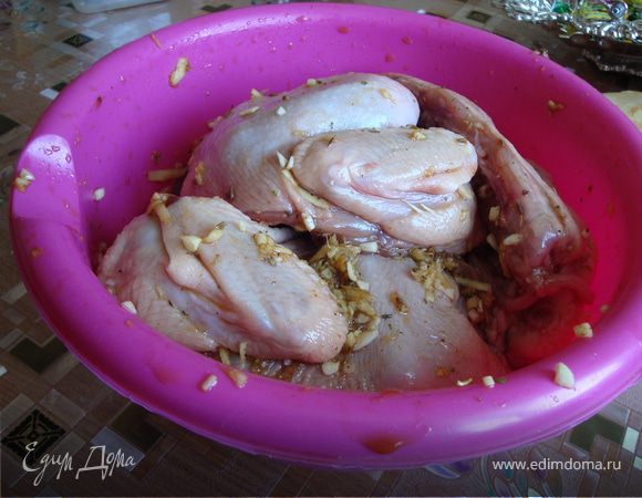 Берем цыпленка, нарезаем как нравится. Режем мелко чеснок(или через чеснокодавилку)не жалеем, я просто не вижу курицу без чеснока , имбирь натираем на терке, смешиваем их, добавляем соевый соус, кумин, перец, приправу для курицы, мед и выжимаем половину лимона,  немного взбалтываем и получившимся маринадом обмазываем наших цыплят. пусть часик или два маринуются.