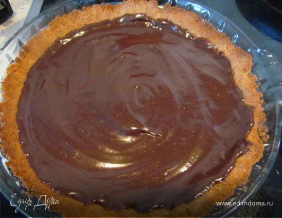 В это время растопить 160 гр. шоколада, добавить ст.л. сливочного масла и ст.л. сметаны, а также ст.л. сахара. Горячий шоколад вылить на основу, дать остыть.