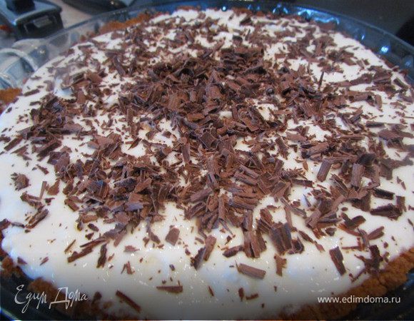 Сделать творожную начинку. Взбить творожную пасту с сахаром (около пол стакана), отдельно взбить желток с сахаром и белок с сахаром. Вмешать в творог взбитые белок и желток. Замочить желатин в холодной кипяченой воде или в молоке до набухания, затем нагреть до растворения желатина. Ввести желатин в творог (процеживая желатин). Творожную начинку выложить на шоколад. Сверху тарт украсить крошкой шоколада или по своему усмотрению. Охладить в течении нескольких часов в холодильнике или морозильнике. И можно наслаждаться.