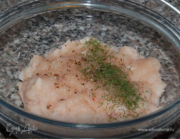 Куриное филе измельчить в блендере (мясорубке).Добавить специи.Тщательно вымесить фарш.