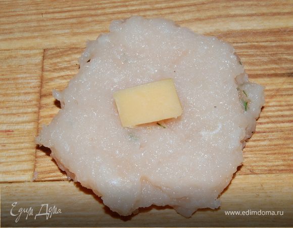 Сыр нарезать кубиками 0.5 см на 0.5 см.
Берем фарш, делаем лепешку, кладем кусочек сыра и 
